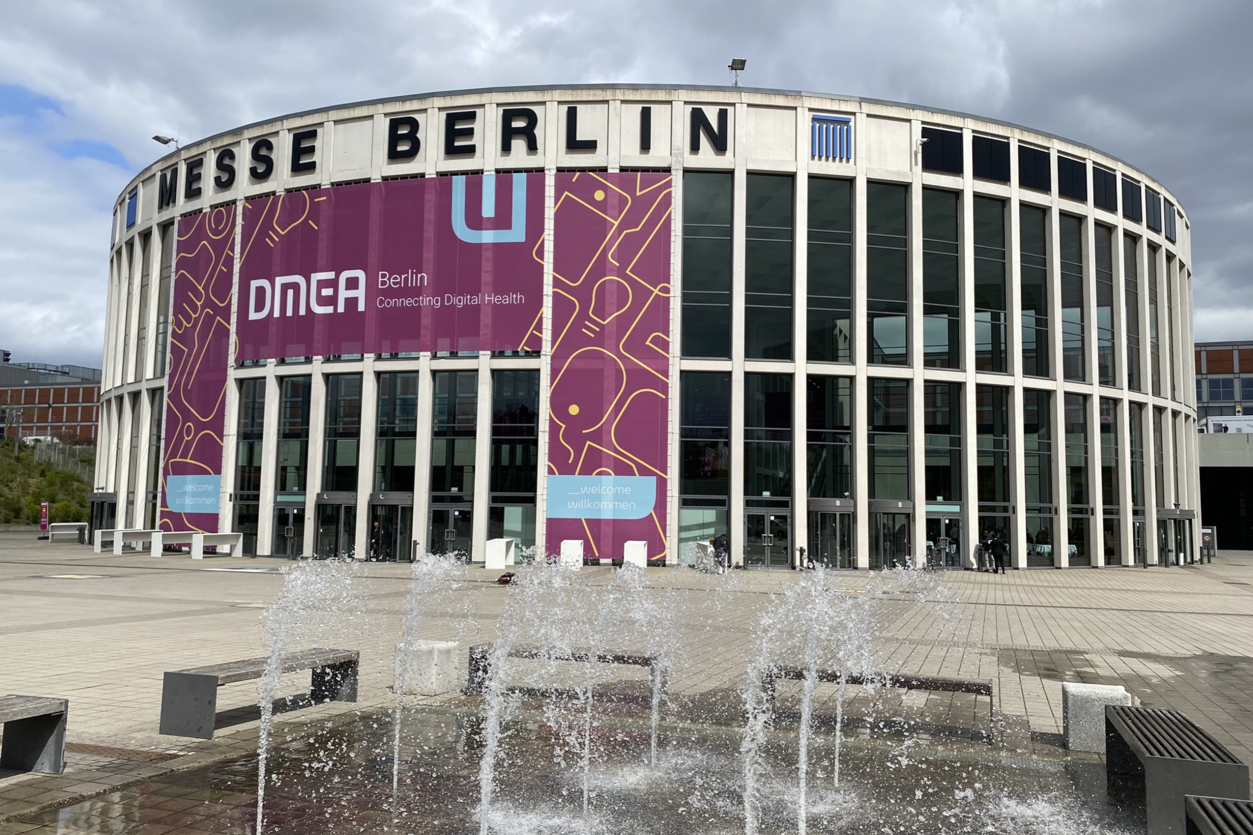 HIP DMEA 2023 Außenansicht Messe