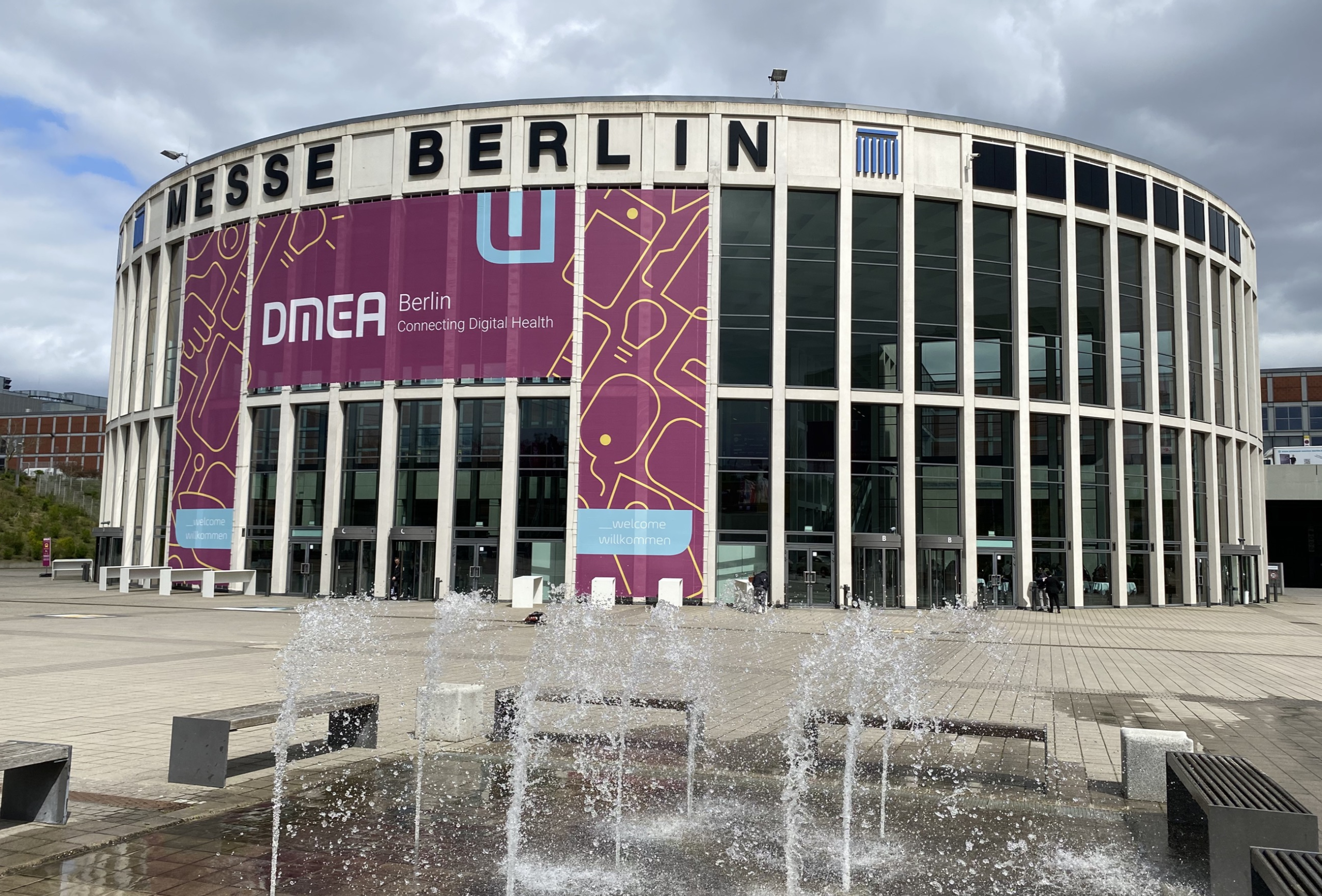 HIP DMEA 2023 Außenansicht Messe